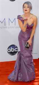 kelly osbourne emmy with diamond shellac manicure